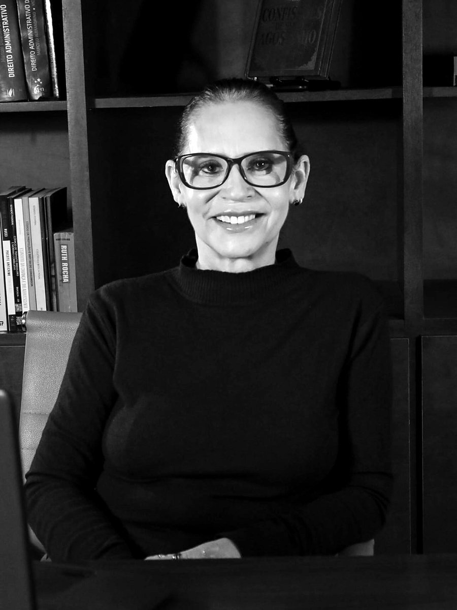 Retrato em preto e branco de Andréia Braga, palestrante