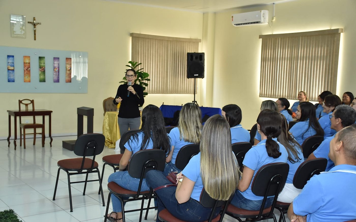 Professores e gestores do Colégio Nossa Senhora de Lourdes durante a palestra de Andréia Braga