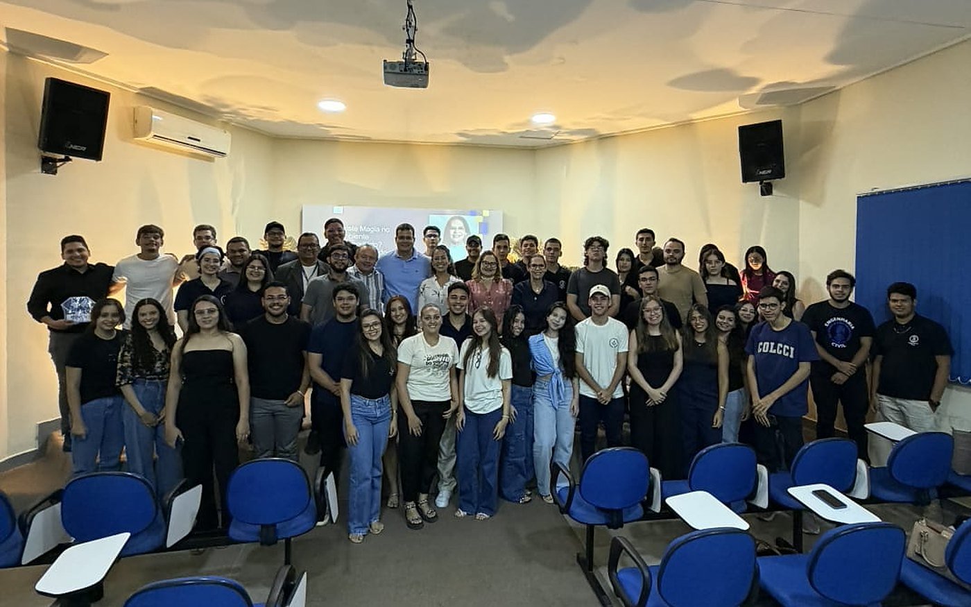 Andréia Braga com a turma de calouros de Administração, Engenharia Civil e Arquitetura do UNIFSM